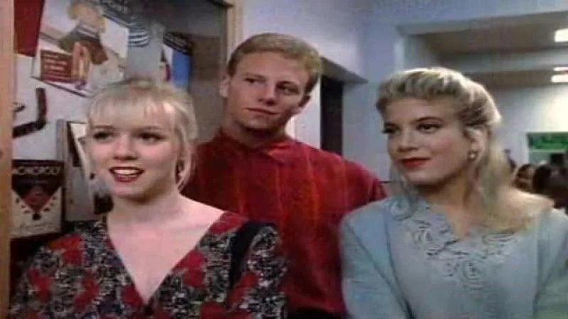 Кадры из сериала Беверли-Хиллз 90210 (1990)